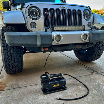 JK Jeep with ePlug Battery Port and Accessory with the Smittybilt 2781 air compressor